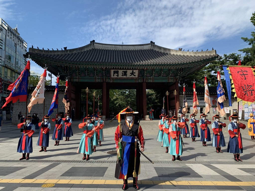10月20日，韓國首爾德壽宮“王宮守門將換崗儀式”中斷262天后重新啟動。
