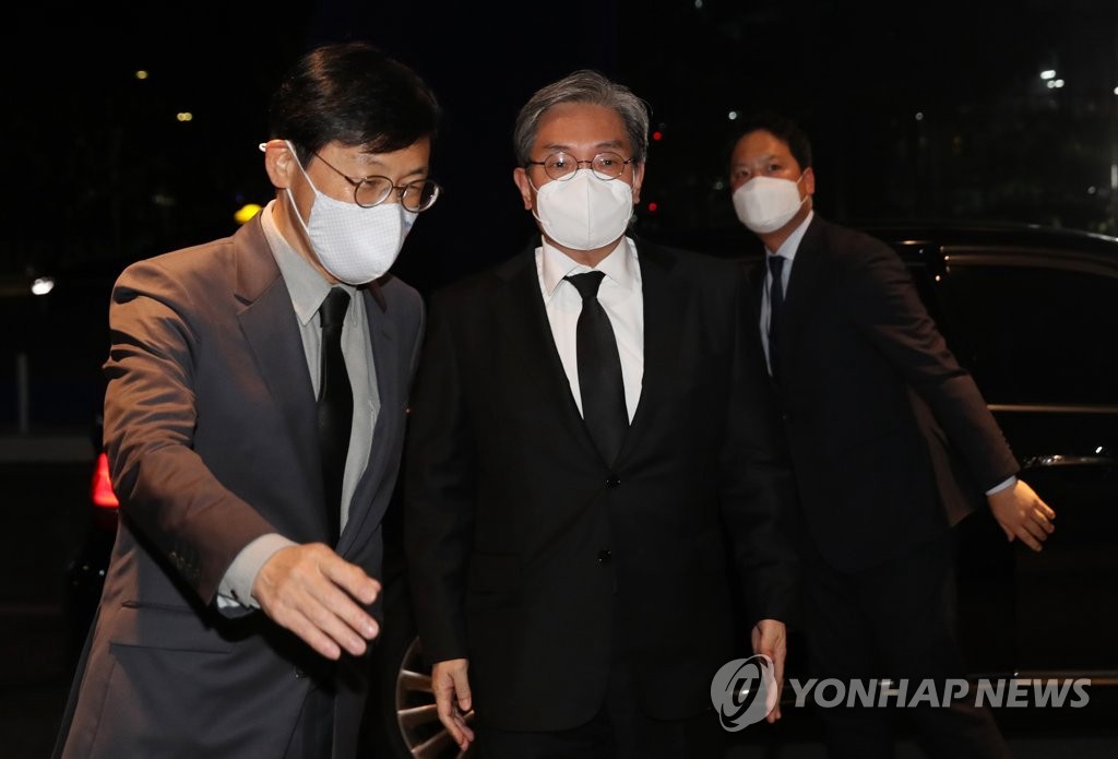 10月25日，在三星首爾醫院，韓國總統幕僚長盧英敏（中）步入已故三星集團會長李健熙的靈堂。 