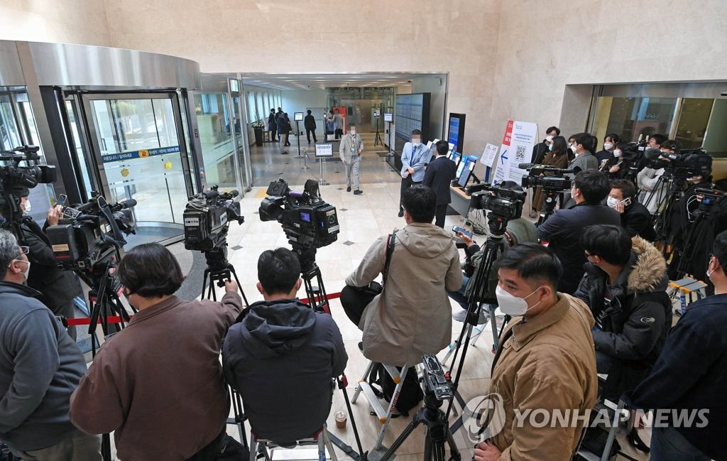 10月25日，韓國記者在三星首爾醫院殯葬館入口處等待報道。