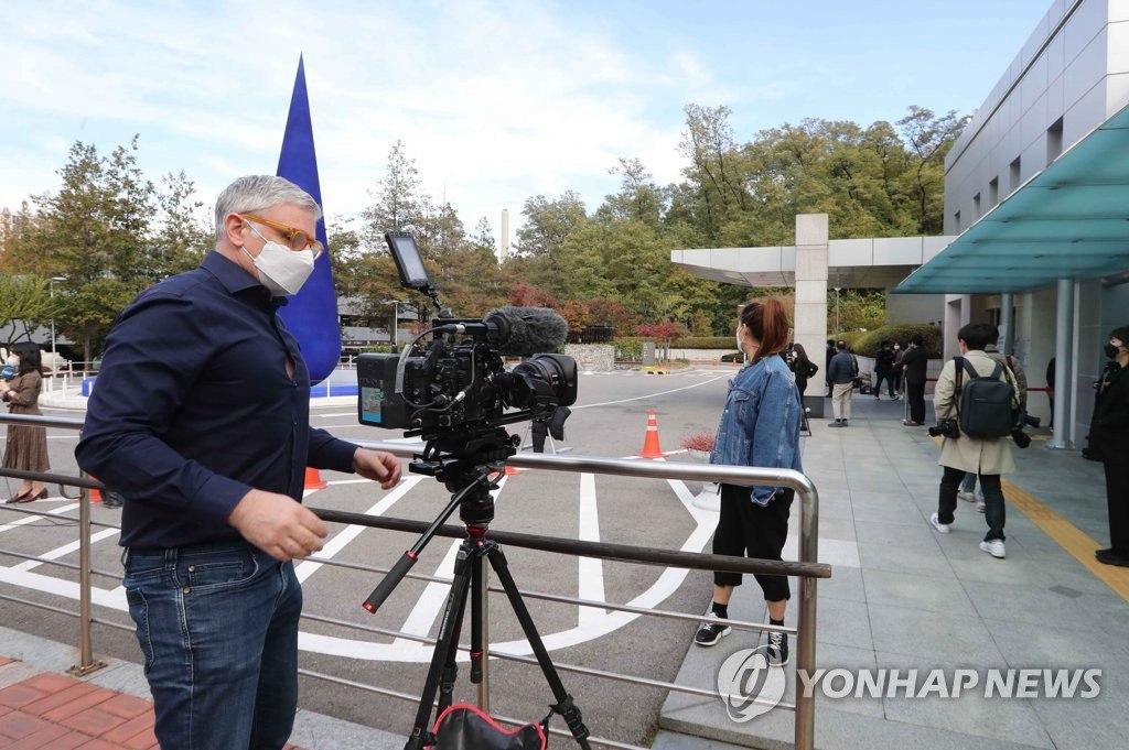 10月25日，在三星首爾醫院殯葬館附近，一名外國記者正在進行採訪報道。