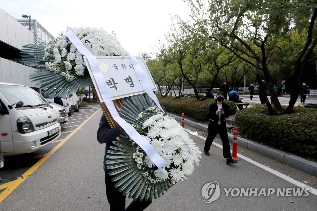 10月25日，韓國國會議長朴炳錫送來吊唁花圈，場地工作人員將其搬運至靈堂。