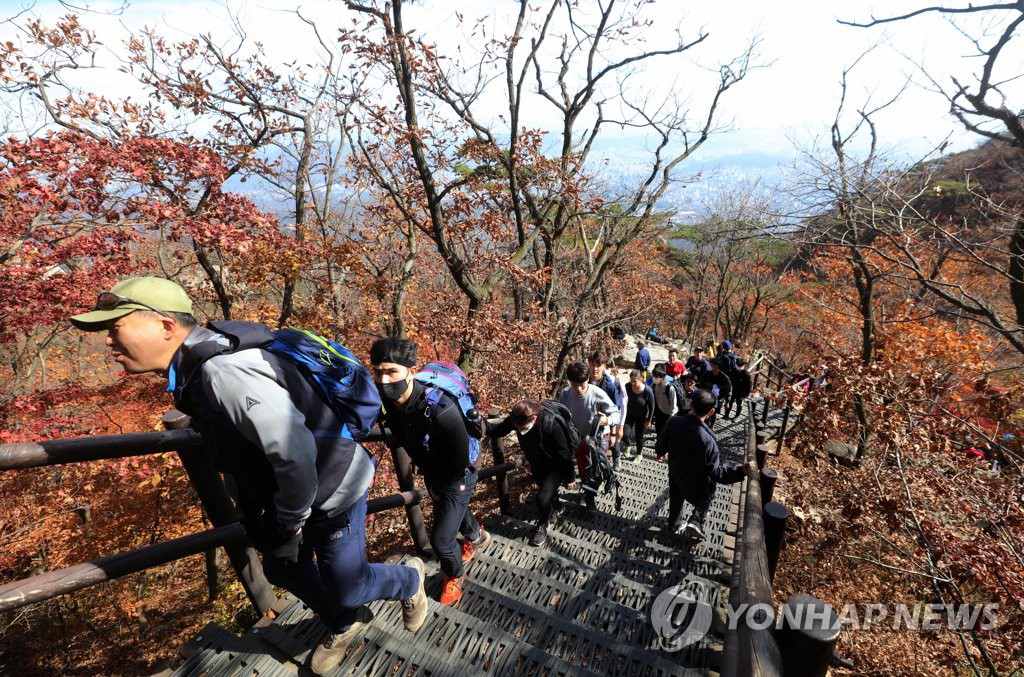 25日，登山愛好者們正在攀登北漢山。