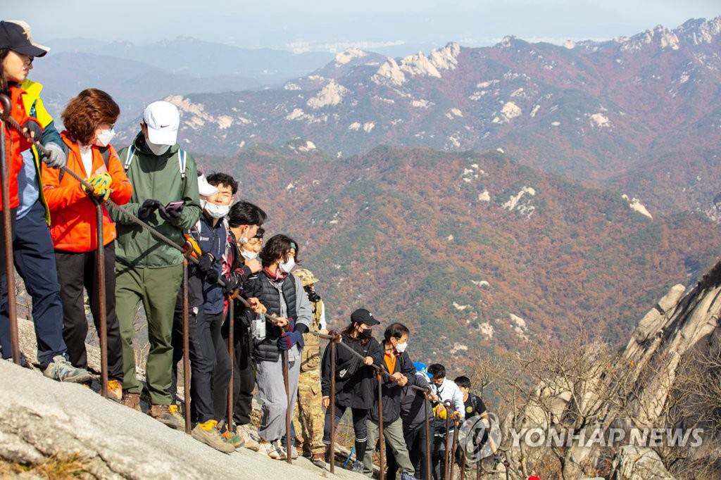 25日，登山愛好者們正在北漢山白雲台享受濃濃秋意。