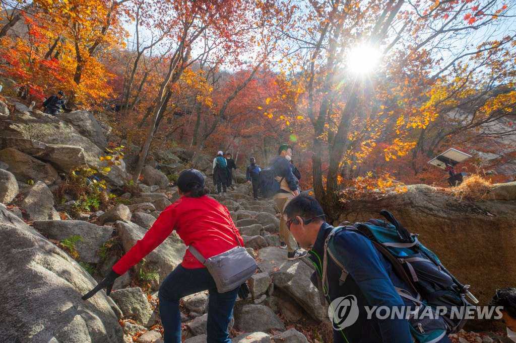 25日，登山愛好者們正在攀登北漢山。