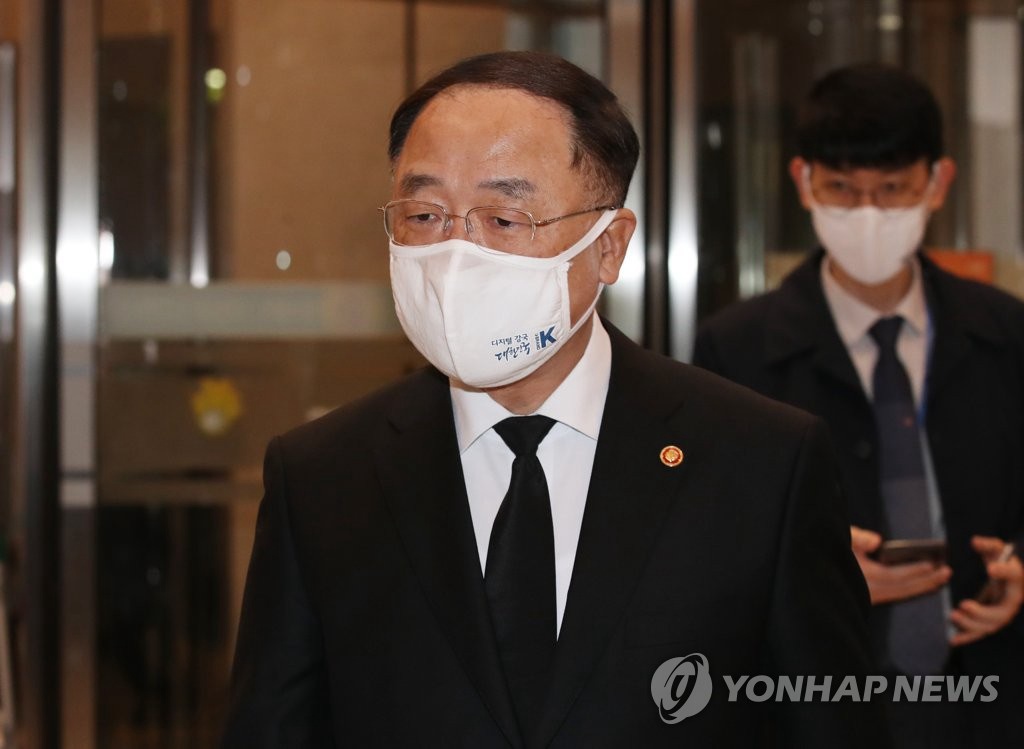 26日下午，韓國經濟副總理兼企劃財政部長官洪楠基前來吊唁。