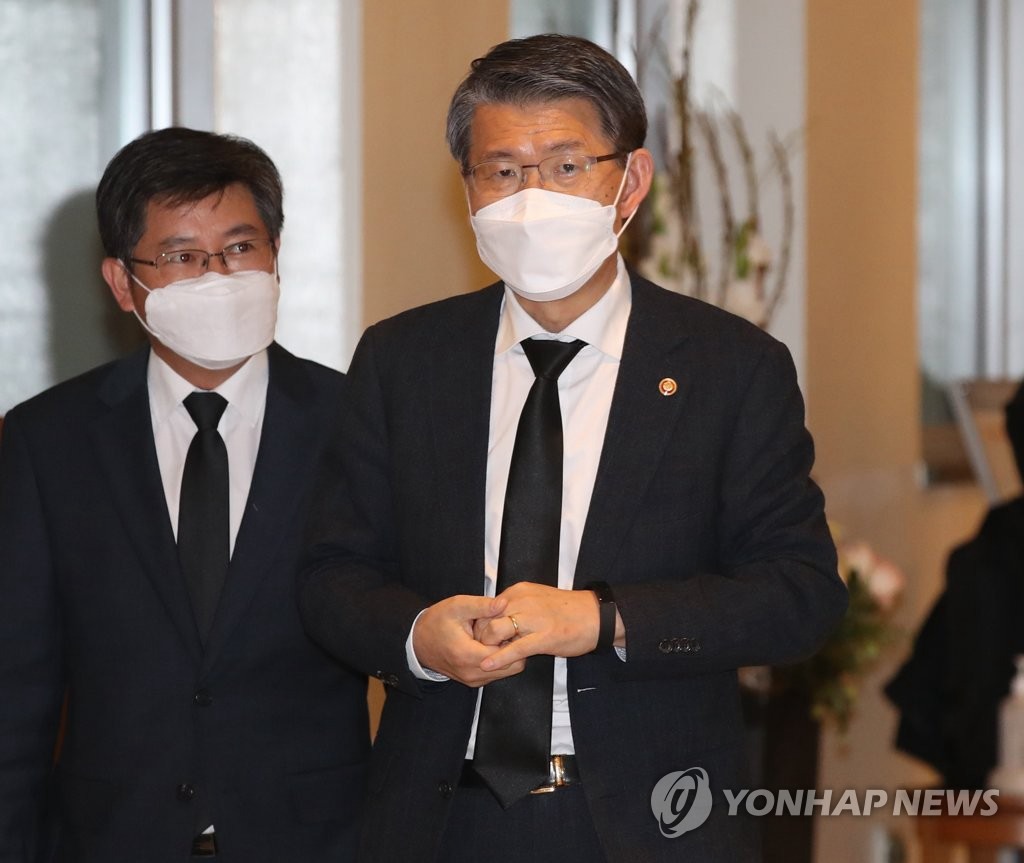 26日下午，韓國金融委員會委員長殷成洙前來吊唁。