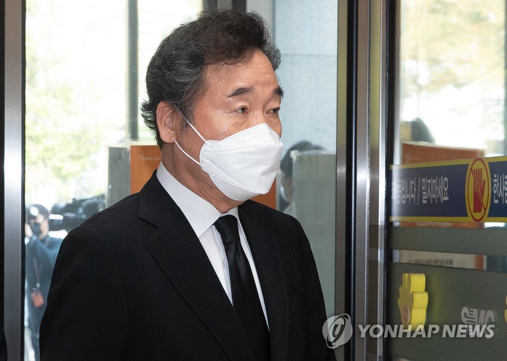 26日上午，韓國執政黨共同民主黨黨首李洛淵前來吊唁。