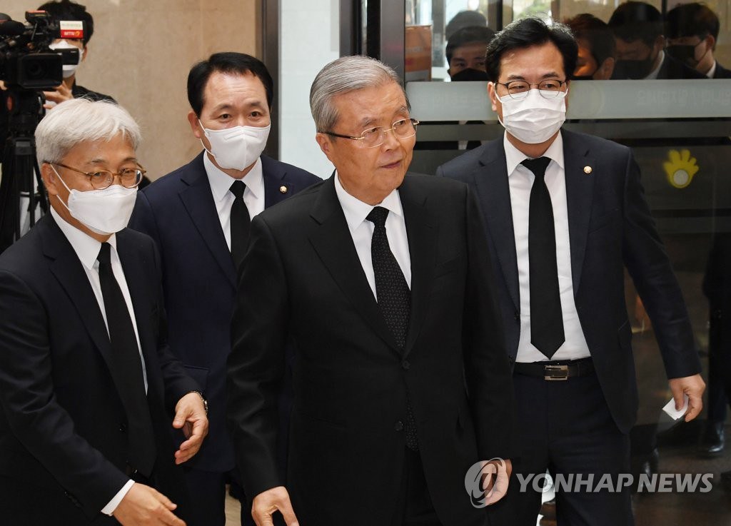 26日下午，韓國最大在野黨國民力量應急對策委委員長金鐘仁（左三）前來吊唁。