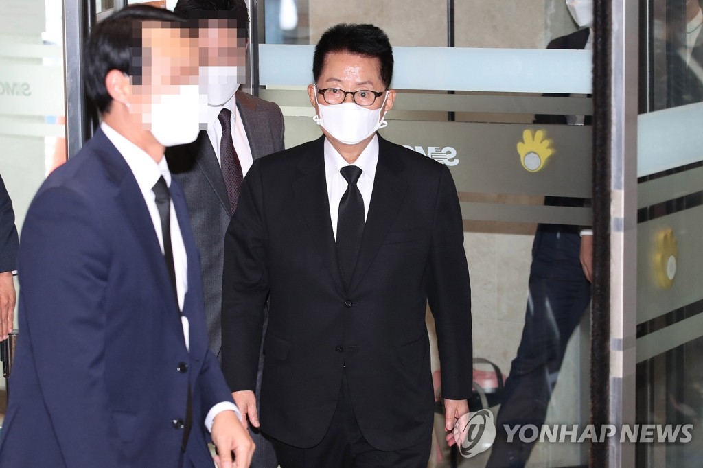 26日下午，韓國國家情報院院長朴智元吊唁后走出靈堂。