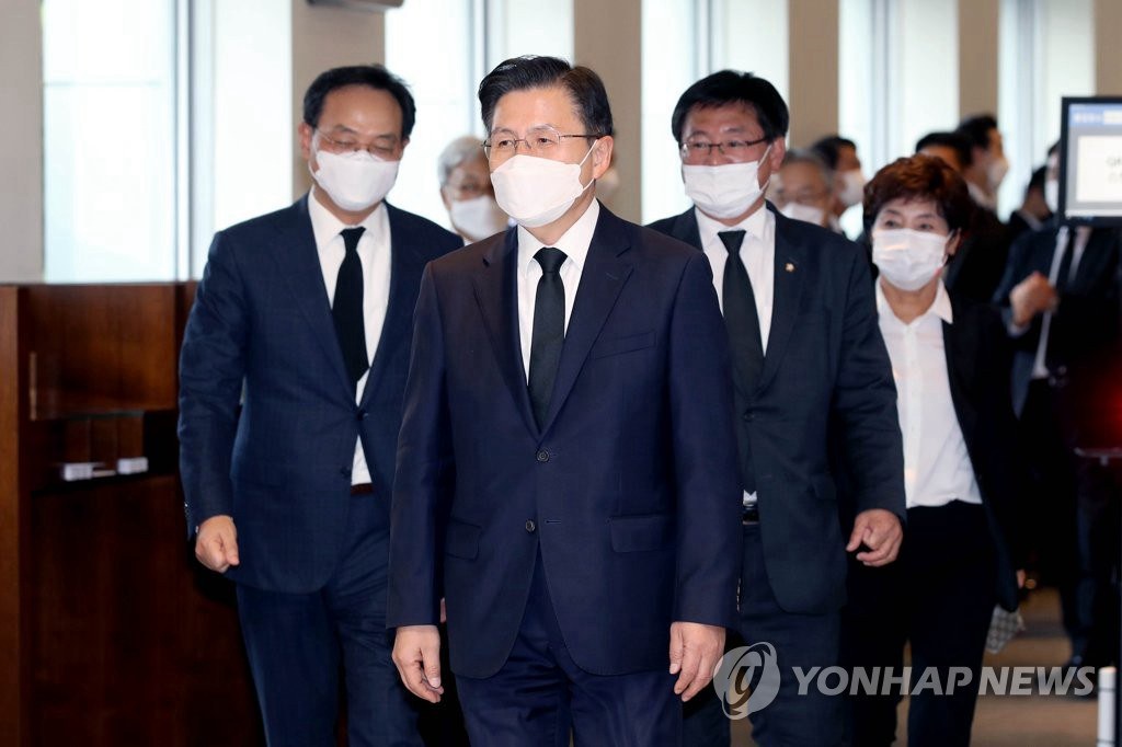 26日下午，韓國未來統合黨（現國民力量黨）前任黨首黃教安前來吊唁。