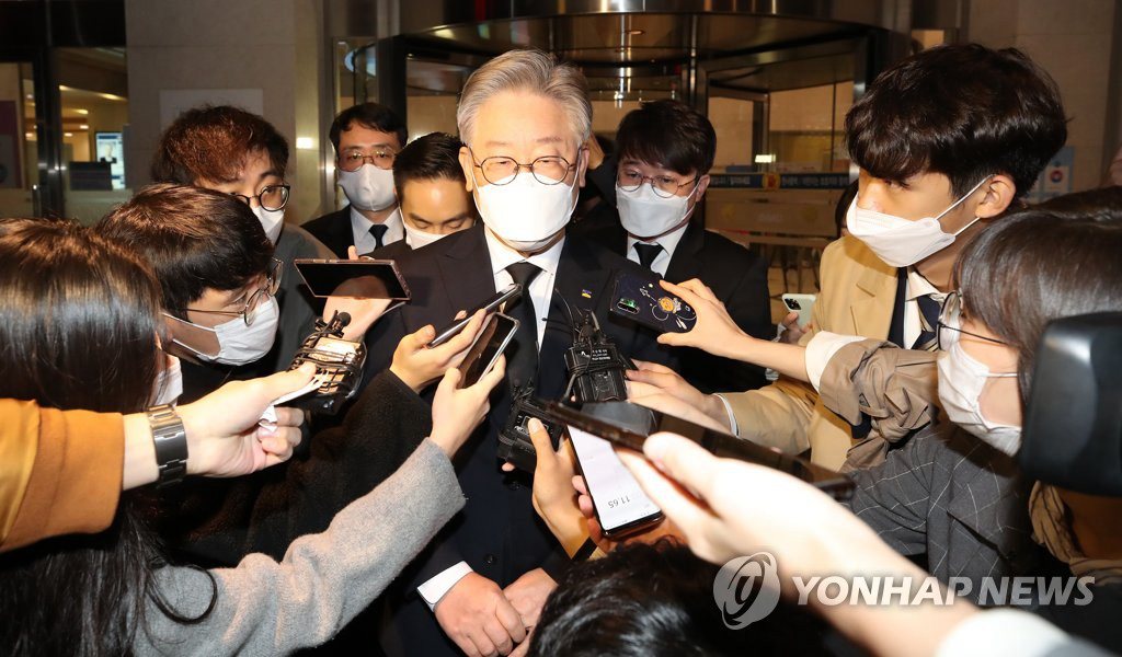 25日，京畿道道知事李在明結束吊唁后接受採訪。