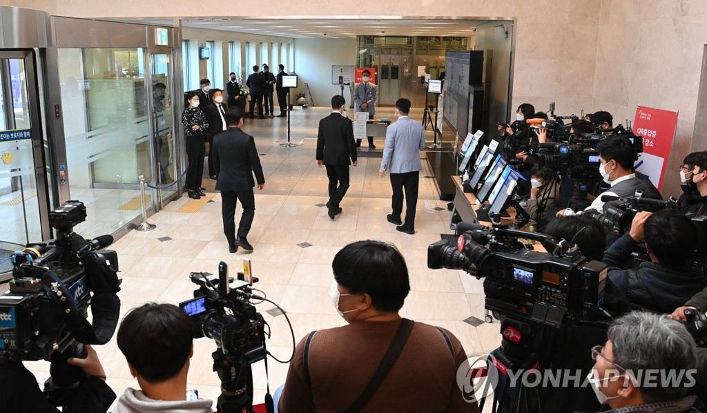 26日上午，在首爾江南區三星首爾醫院殯儀館入口，記者等待報道。 