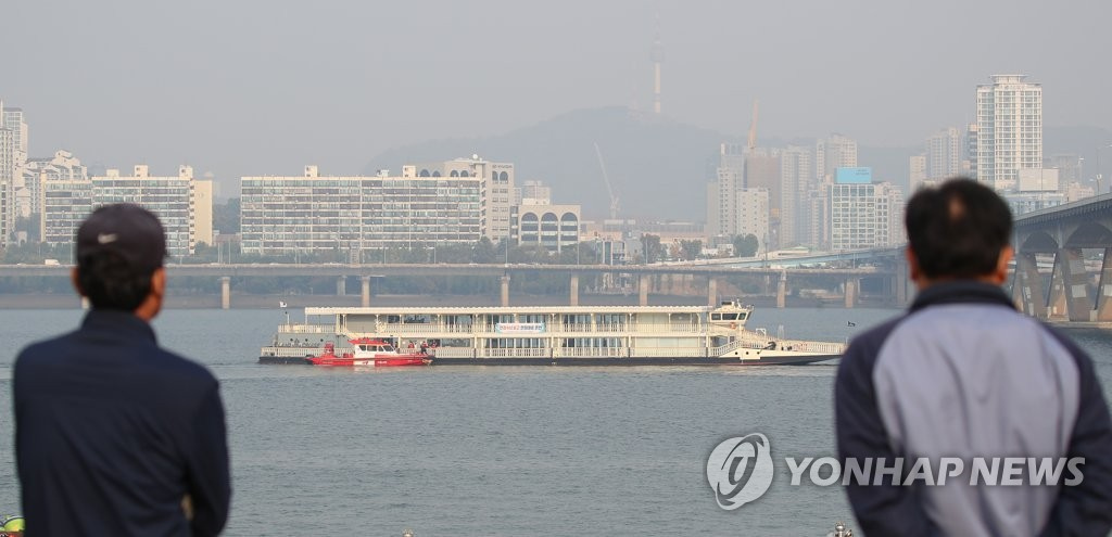 27日下午，首爾汝矣島漢江公園內，市民們隔岸觀看此次演練。 