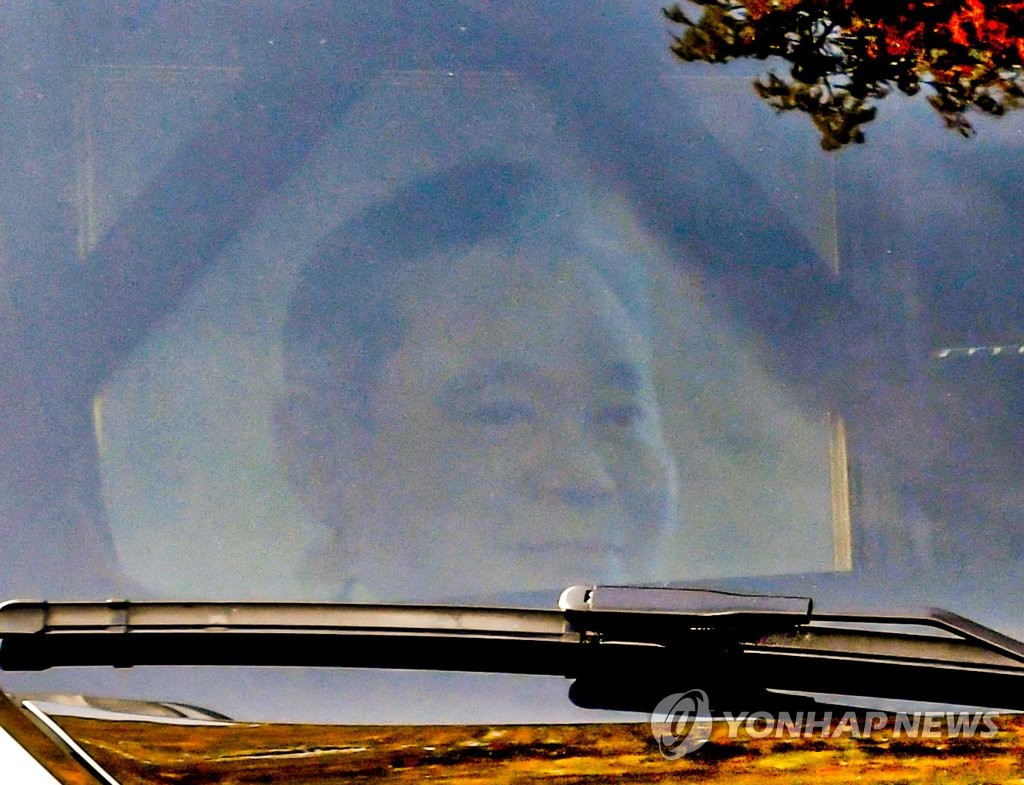 28日，三星會長李健熙出殯儀式上，靈車內擺放著已故三星會長李健熙的遺像。
