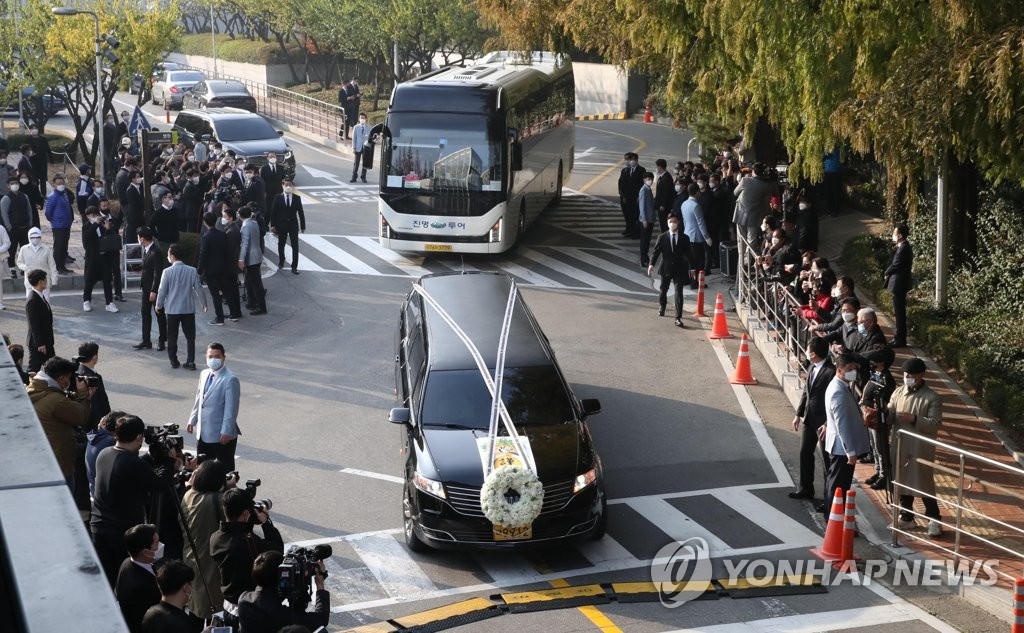 28日上午，靈車駛出三星首爾醫院殯儀館。
