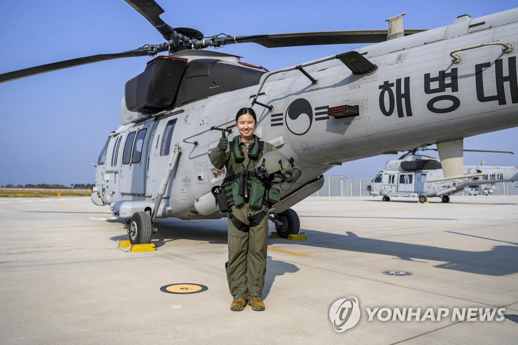 圖為趙尚雅（音）上尉站在直升機前拍照留念。