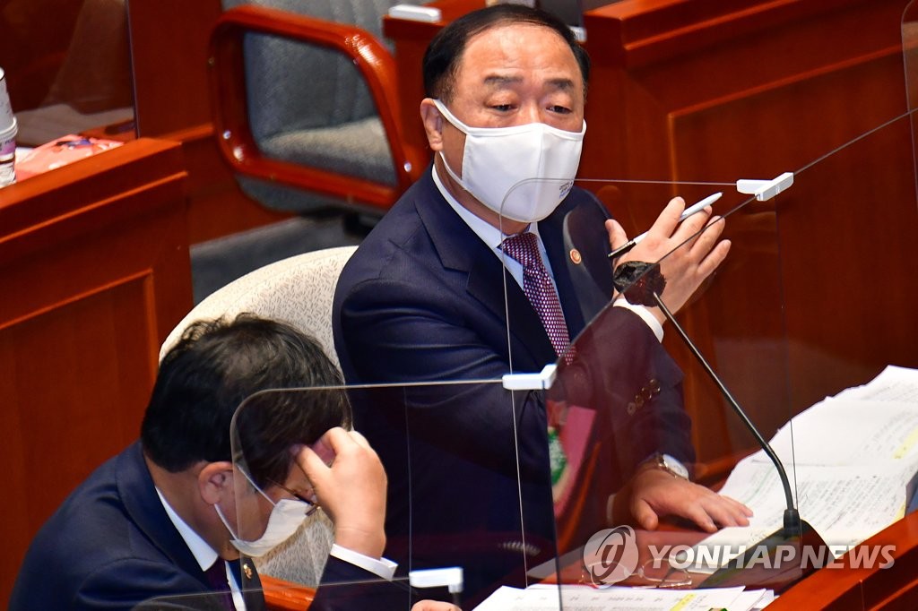11月9日，韓國經濟副總理兼企劃財政部長官洪楠基出席國會預算和結算特別委員會全體會議並答問。 圖源：韓聯社