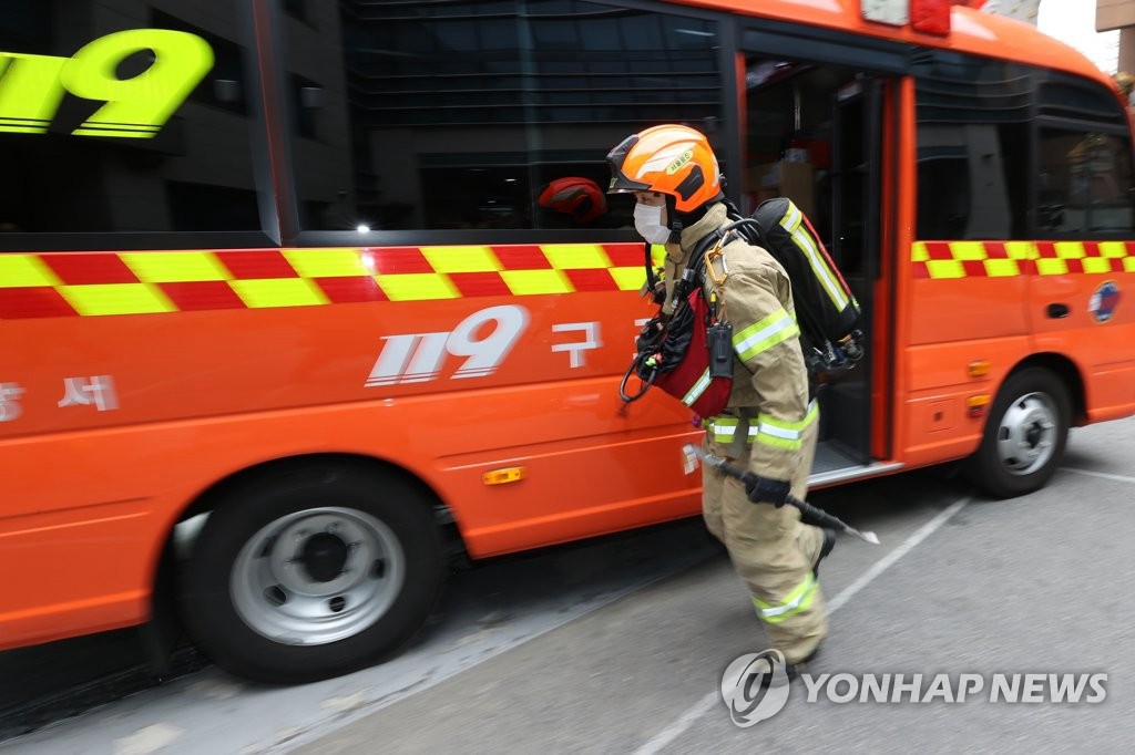 11月9日下午，在韓國第58個消防日，首爾廣津區消防局的消防隊員們正在進行模擬應急演練。