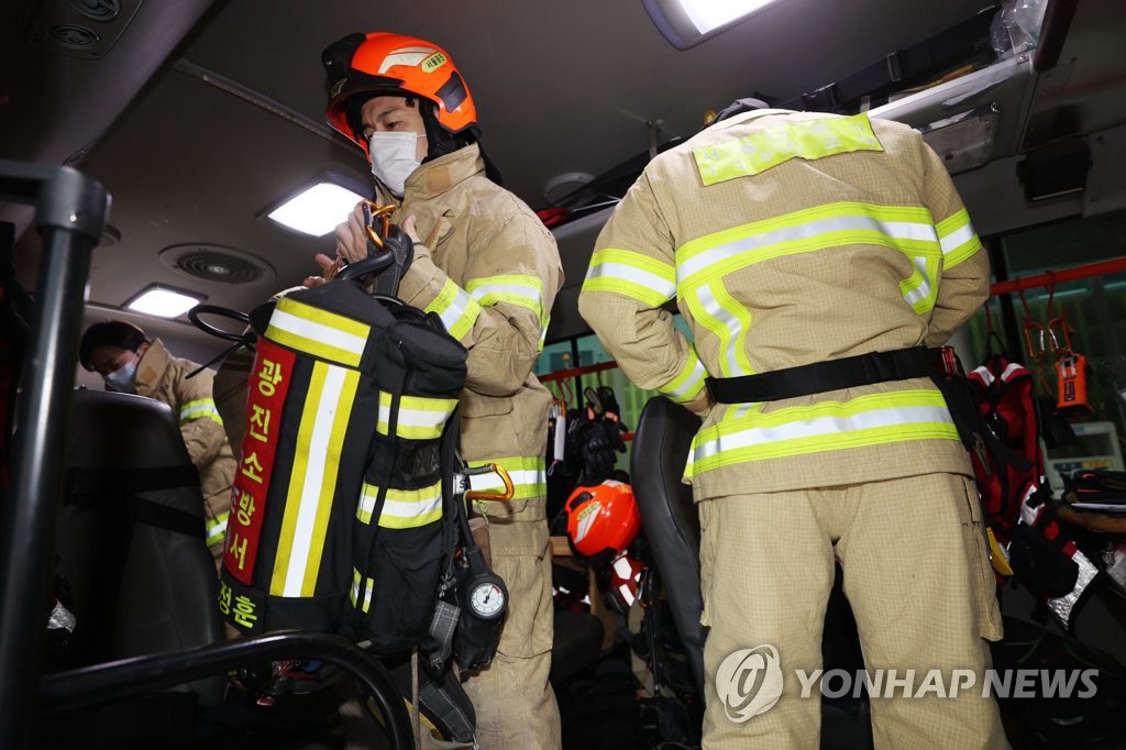 11月9日下午，在韓國第58個消防日，首爾廣津區消防局的消防隊員們正在進行模擬應急演練。