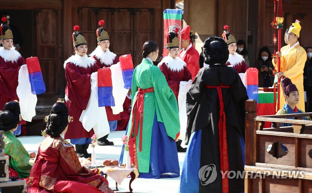 11日，首爾鐘路區昌德宮演慶堂內，重現昔日朝鮮王朝隆重的“純祖戊子年進爵禮”。