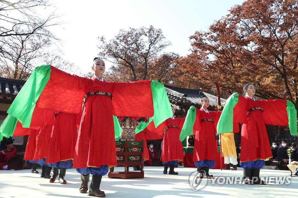 11日，首爾鐘路區昌德宮演慶堂內，重現昔日朝鮮王朝隆重的“純祖戊子年進爵禮”。