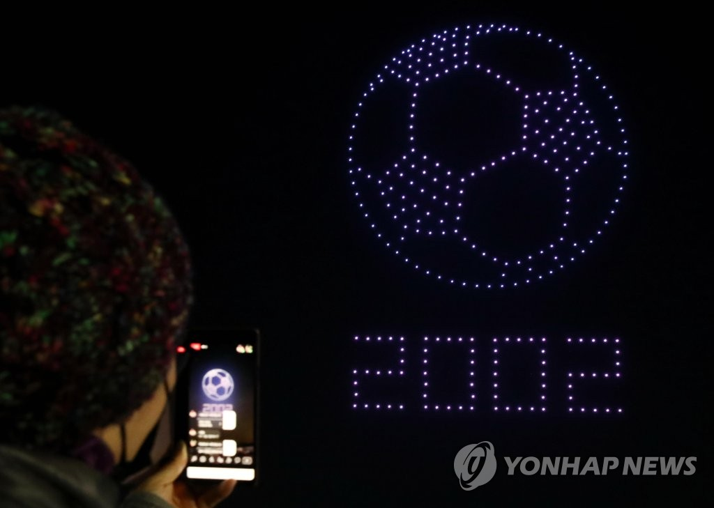 13日，首爾鬆坡區奧林匹克公園和平門上空，參展無人機擺出“2002年韓日世界杯”造型。