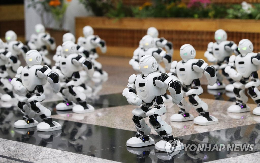 科技帶來視覺盛宴！韓地方政府大樓上演機器人舞蹈【組圖】