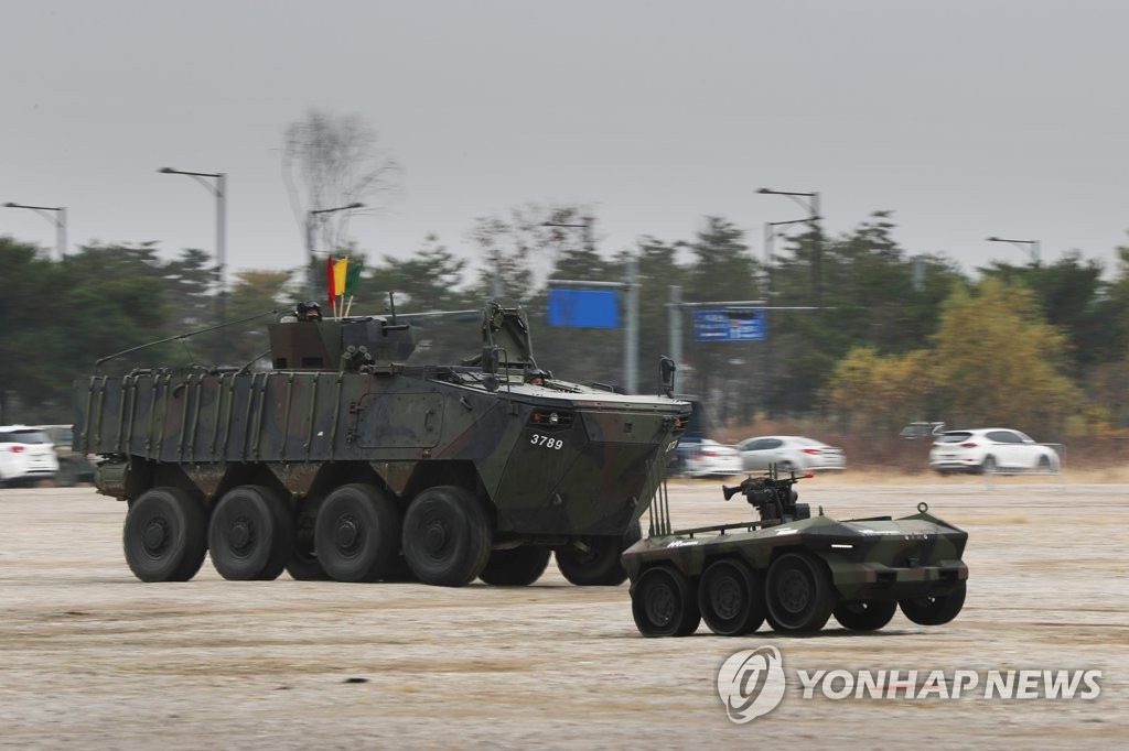 18日，載人裝甲車正在與作戰型機器人協同作戰。