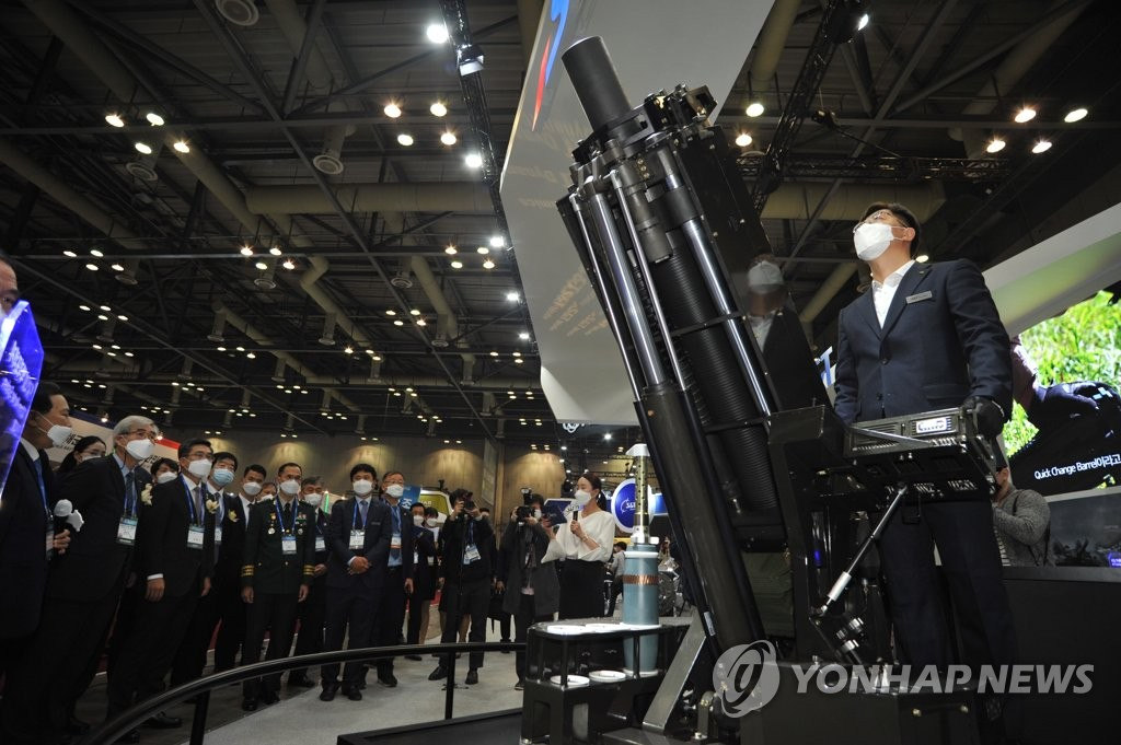 參展企業正在演示“120毫米自行迫擊炮”的發射技術。