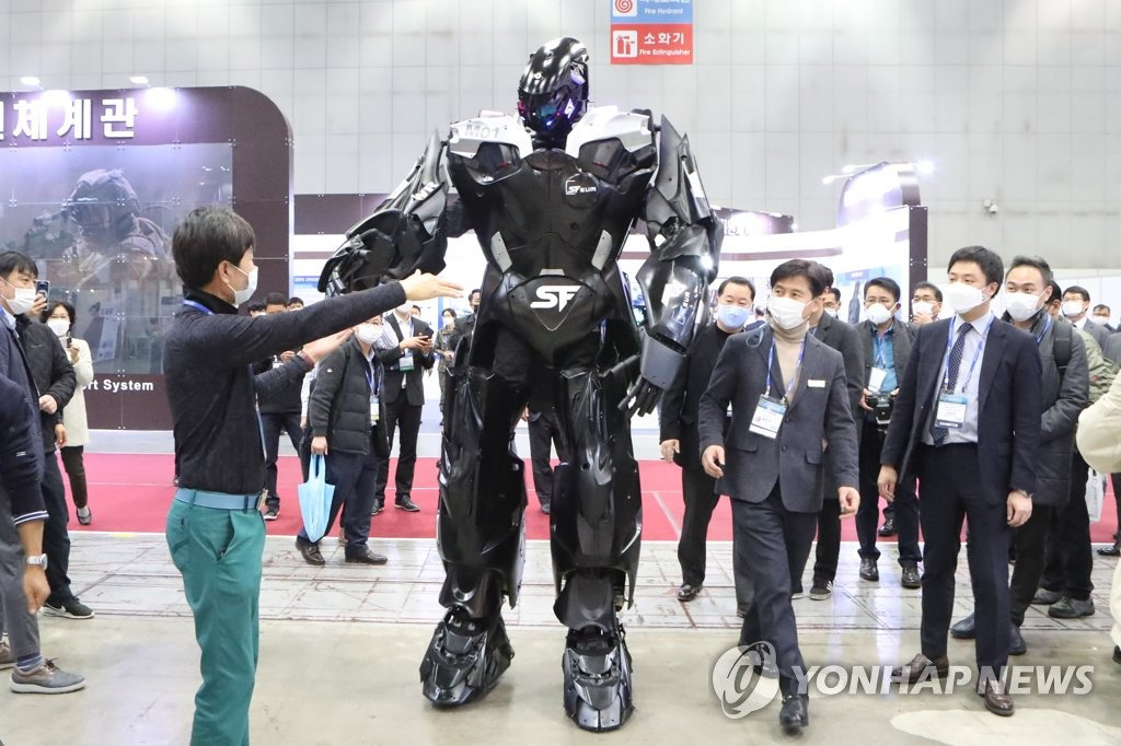 18日，參展人員正在觀摩“載人機器人”。