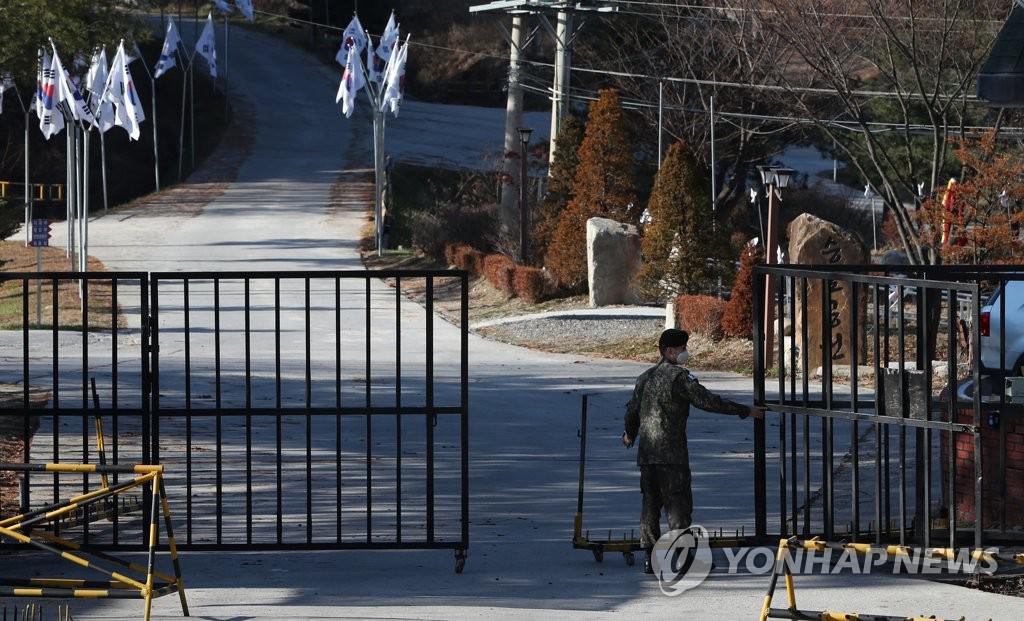 23日，韓國江原道鐵原郡某部隊出現集體感染，一名哨兵正在關閉大門。