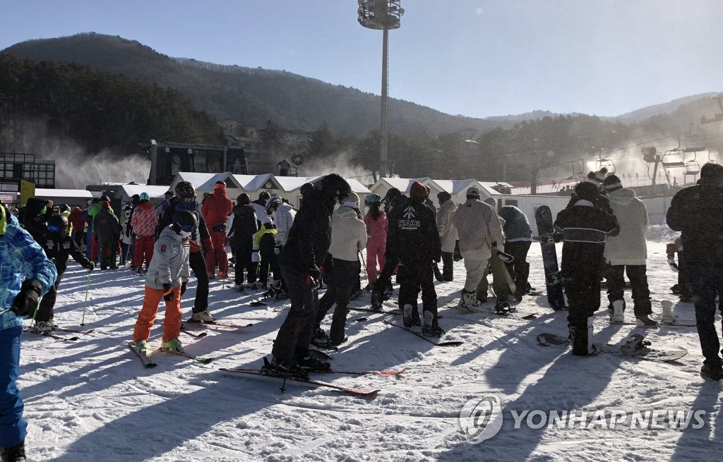 28日時值周末，江原平昌郡龍平度假村滑雪場正式開啟試營業，大批滑雪愛好者前去享受冬季運動。