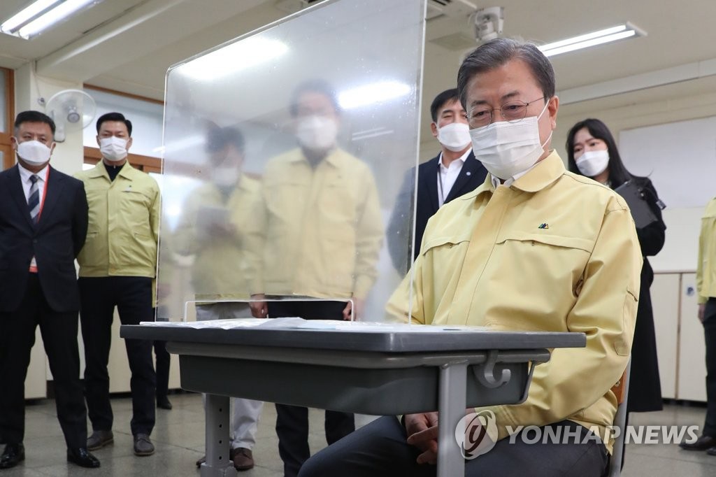 11月29日下午，在首爾市烏山高中，韓國總統文在寅正在視察高考防疫措施准備情況。