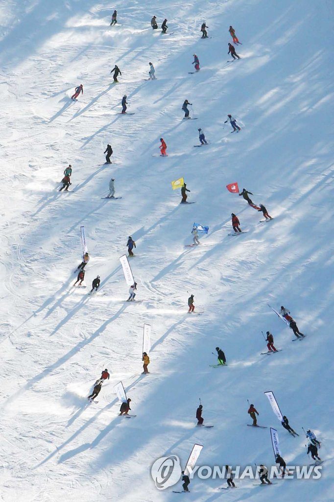 12月1日下午，韓國江原道平昌郡龍平滑雪場舉行開業儀式。
