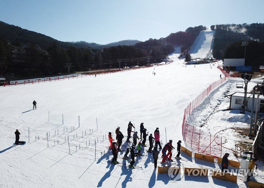 12月1日，在江原道平昌郡一家滑雪場，由於當天正值工作日，前去雪場的滑雪愛好者人數並不多。