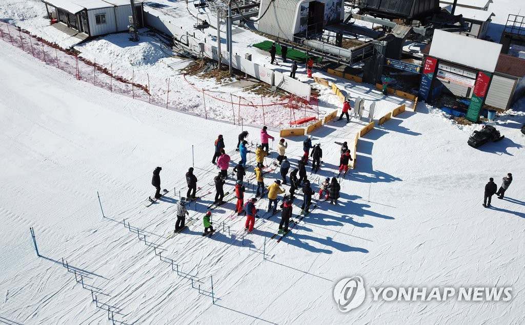 12月1日，在江原道平昌郡一家滑雪場，由於當天正值工作日，前去雪場的滑雪愛好者人數並不多。