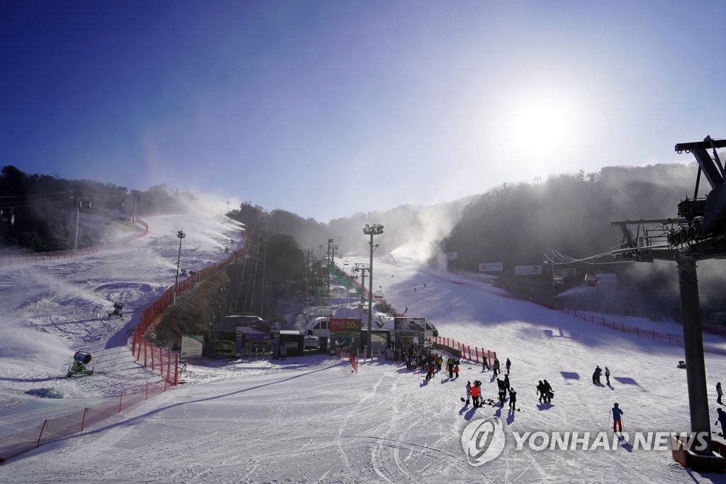 12月1日，在江原道洪川郡一家滑雪場，由於當天正值工作日，前去雪場的滑雪愛好者人數並不多。