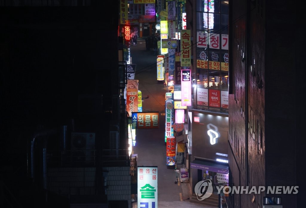 12月7日21時，首爾鐘路區貫鐵洞青春街一帶空無一人。