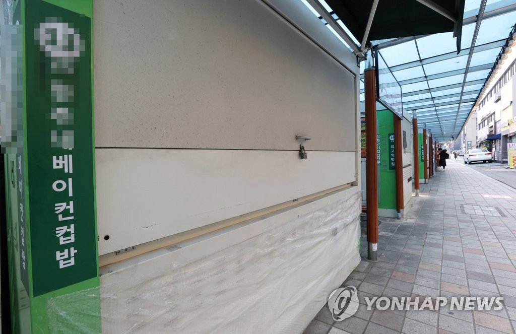 12月7日下午，首爾市鷺梁津補習班前面的小吃街格外冷清。