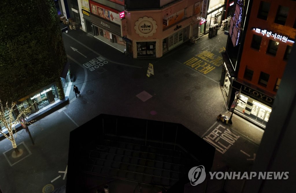 12月7日21時，首爾中區明洞街道一帶異常冷清。