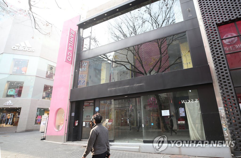 12月7日，首爾明洞多家商鋪關門停業。