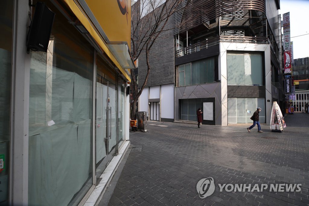 12月7日，首爾明洞多家商鋪關門停業。