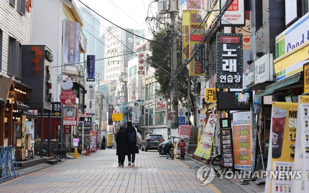 12月7日下午，首爾麻浦區弘益大學前的街道顯得非常冷清。