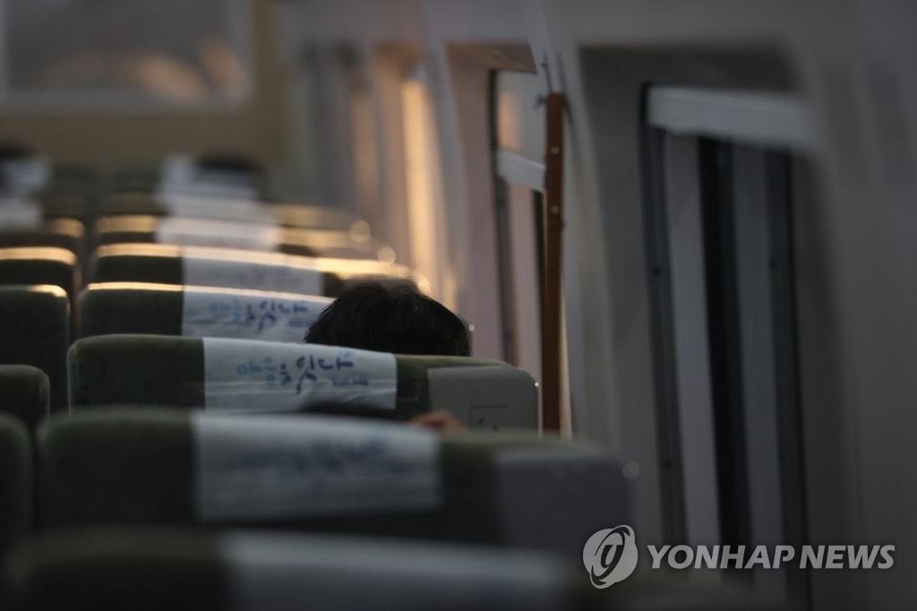 12月7日下午，首爾站一輛列車車內乘客稀少。