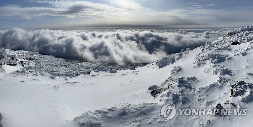 18日，韓國漢拿山山頂雪景絕美。