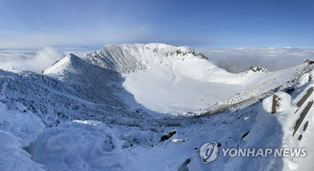 18日，韓國漢拿山山頂雪景絕美。