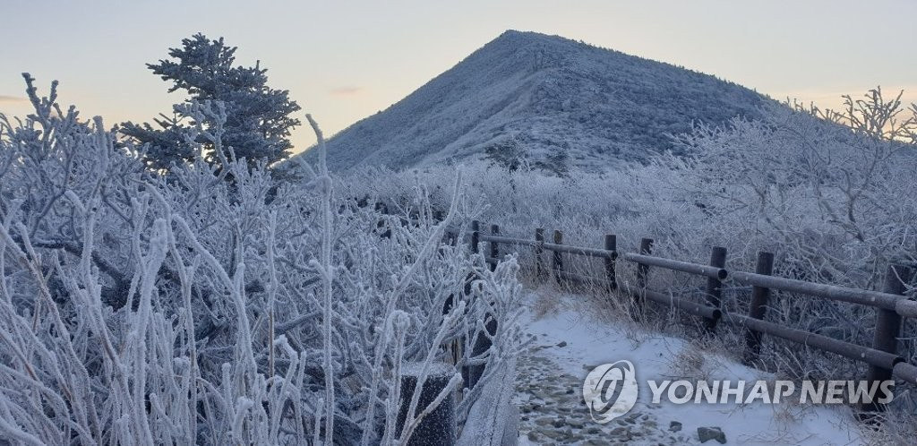 18日上午，韓國雪岳山山頂白雪皚皚。