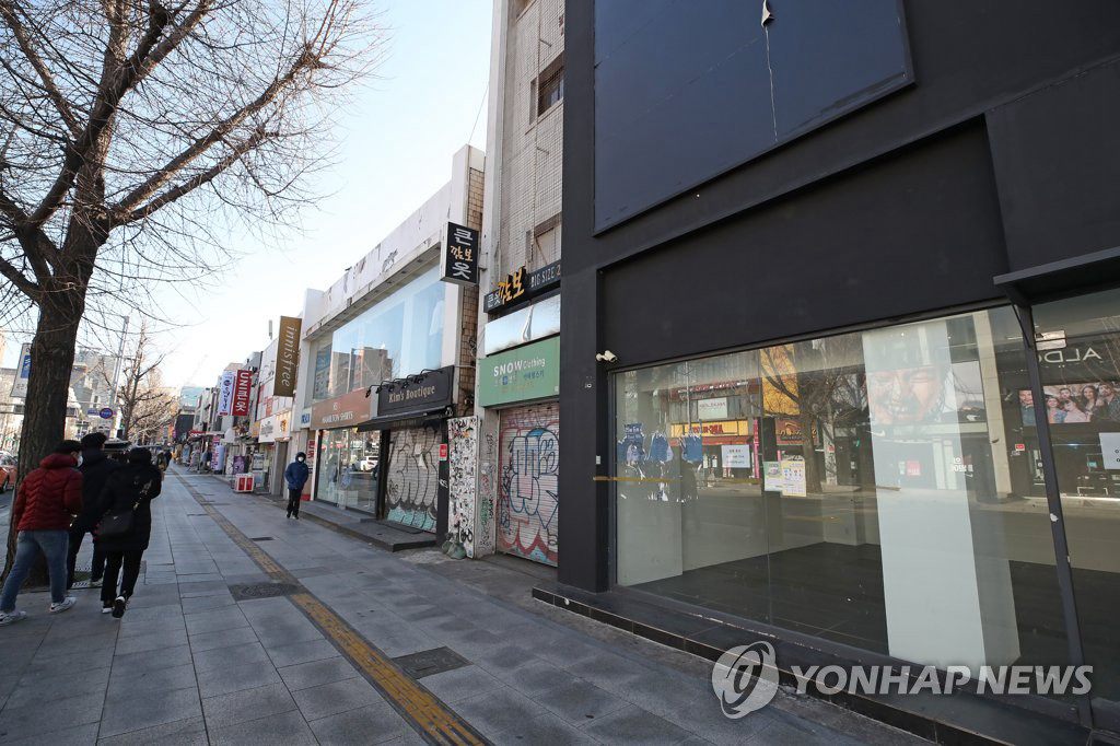 12月20日，首爾梨泰院一家商鋪關門停業，並貼出招租公告。