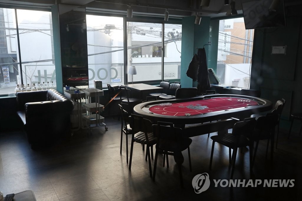 首爾市內，被稱為“新冠防疫死角地帶”紙牌酒吧19日起暫時停止運營。圖為首爾市內一家紙牌酒吧。