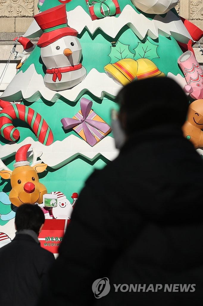 聖誕節、新年前夕，首爾市明洞商業街精心布置聖誕裝飾物。